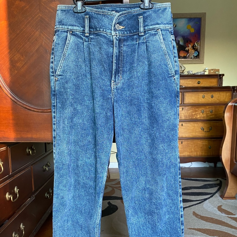 Hollister Ultra High Rise Vintage Stretch Pleated Acid Wash Mom Jeans